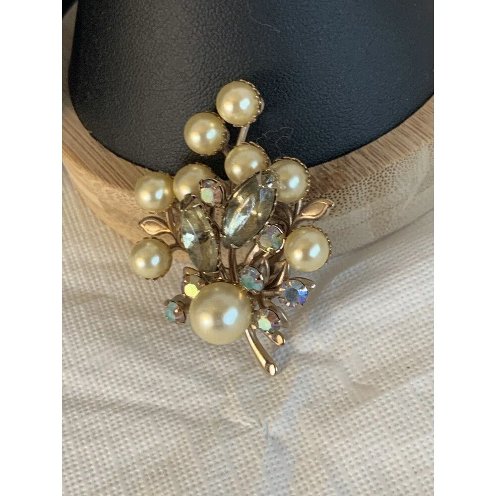 Vintage Brooch Unbranded Pearl Look Gold Toned Flower with Stem Pin irridescent